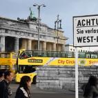 La puerta de Brandenburgo el 3 de abril de 2014 y el 1 de agosto de 1962.