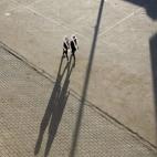 Dos niñas palestinas se encaminan a clase en su primer día de colegio en Gaza tras los ataques israelíes.