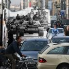 El cruce entre Friedrichstrasse y Zimmerstrasse, en el antiguo Checkpoint Charlie, el 26 de octubre de 1961 y el 1 de abril de 2014.