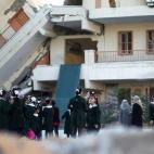 Estudiantes palestinas juegan en el patio de una escuela del barrio de Al-Sheiaeiya, al este de Gaza.