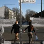 El muro en Bernauer Strasse, la misma zona del actual Memorial de Berlín, en 1961-1962 y el 25 de febrero de 2014.
