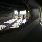 Una estudiante palestina camina por una de las aulas de una escuela del barrio de Al-Sheiaeiya, al este de Gaza.