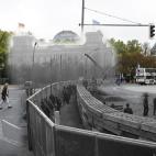 El muro frente al Reichstag, durante su construcción el 20 de noviembre de 1961. La misma zona, en color, el 25 de septiembre de 2014.