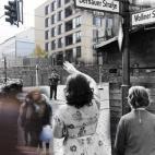 Cruce de Bernauer Strasse (donde estaba el antiguo muro) el 13 de agosto de 1962 y el 26 de octubre de 2014.