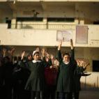 Niñas palestinas juegan en el patio de una de las escuelas del este de Gaza en su primer día de clase.