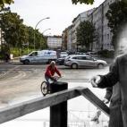 El presidente estadounidense Richard Nixon pasea por el punto de control de Heinrich-Heine-Strasse el 27 de febrero de 1969, y la misma zona el 24 de septiembre de 2014.