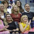 Jerry Seinfield, arriba a la derecha, saluda a la cámara en la final del US Open 2022