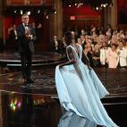 Acudió a sus primeros Oscar con un vestido de Prada hecho específicamente para ella: lo quería de este color azul porque le recuerda a Nairobi.