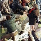 El 10 de noviembre, no sólo los alemanes del este rompieron una barrera. Los del oeste les ayudaron a hacerlo, como