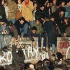 Cientos de alemanes abarrotando la plaza de Brandeburgo a través del muro.