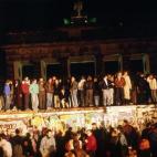 Así lucía la Puerta de Brandeburgo unas horas después del asalto al muro.