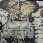 "Dios mío, ayúdame a sobrevivir a este amor mortal", más conocido como el "beso entre hermanos". Besarse en la boca era indicativo de gran amistad entre dirigentes socialistas. En la imagen, Leonid Brezhnev (URSS) y Erich Honecker (República...