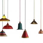 PET Lamp es una idea española. Álvaro Catalán de Ocón creó desde su estudio en Madrid una lámpara cuyo esqueleto es ni más ni menos que el cuello de una botella de agua de plástico. Se fue un verano a Colombia a participar en un proyec...