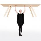 La mesa Ripple del estudio británico Benjamin Hubbert es grande (dos metros y cuarenta centímetros de largo) y resistente, pero a la vez ultraligera y sostenible. Utiliza poca madera y reduce la emisión de carbono.