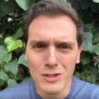 El candidato de Ciudadanos, Albert Rivera, ha contado en su cuenta de Instagram cómo está pasando la jornada de reflexión. Ha descansado, ha hecho deporte y tiene intención de comerse "una buena paella".