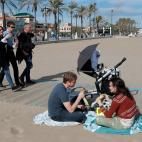 &Iacute;&ntilde;igo Errej&oacute;n, candidato de M&aacute;s Pa&iacute;s, ha ido a pasear por la playa de la Malvarrosa de Valencia junto a M&oacute;nica Oltra y Joan Baldov&iacute;, de Comprom&iacute;s.