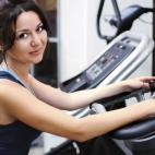 El permanecer en la trotadora para alcanzar tu "número mágico" es una pérdida de tiempo y energía porque las máquinas sólo ofrecen un estimado de tu índice metabólico, dice Vastola. Su consejo es que ignores los números iluminados y te ...