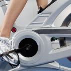 Siempre es beneficioso dividir tus sesiones si las harás a gran intensidad, pero hay momentos que combinar fortalecimiento y cardio puede ser eficiente y efectivo. En un estudio, las personas que corrieron bicicleta por 20 minutos en medio de u...