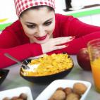 Muchos sobrestimamos la cantidad de calorías que quemamos durante nuestras sesiones de ejercicios, también subestimamos lo que ingerimos. El ejercicio solamente no es suficiente para quemar grasa, dice Bret Contreras, un especialista del ejerc...