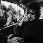 ©BARRY FEINSTEIN PHOTOGRAPHY. All rights reserved, Bob Dylan, Fans looking in limo, London, 1966