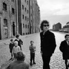 ©BARRY FEINSTEIN PHOTOGRAPHY. All rights reserved, Bob Dylan, Kids on street, Liverpool, 1966 (no.2)