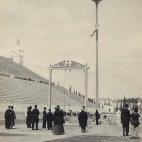 El público observa la competición de escalada de cuerda. Según las reglas del juego, sólo se podía escalar con las manos y los brazos; las piernas debían quedarse quietas y rectas. La cuerda medía 15 metros de largo y 38 milímetros de ancho.