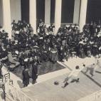 Competición de esgrima en el Zappeion Hall.