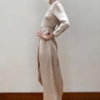 Vestido satinado en color cava