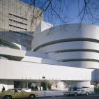 El primer museo del empresario y filántropo Salomon Guggenheim se inauguró en los años 30, pero fue dos décadas más tarde cuando el centro artístico se trasladó a la quinta avenida, con la construcción del reconocido edificio de Frank Ll...