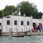La que era la residencia europea de Peggy Guggenheim se convirtió en los 80, tras la muerte de la rica heredera estadounidense, en un pequeño museo rodeado de agua. En el Gran Canal de la ciudad italiana, el Palazzo Venier dei Leoni que data d...