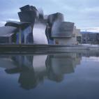Repasar los museos Guggenheim es hacerlo también por la mejor arquitectura reciente. La llegada del museo a España hizo que la Fundación Salomon R. Guggenheim encargara a Frank Gehry crear el innovador edificio, que rompe la línea estética...