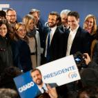 Pablo Casado, con su equipo, feliz en Génova (pese a la derrota)