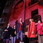 Pedro Sánchez se dirige a sus simpatizantes en Ferraz