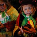 Simpatizantes de Vox siguen los resultados en sus móviles