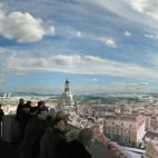 ... aunque lo parezca, estos visitantes no están admirando la ciudad de Dresde. Es la versión Panorámica de Yagedar Asisi.