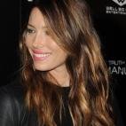 Le gusta "ir a un par de clases de yoga a la semana". Completa su rutina de ejercicios con el senderismo, el ciclismo y levantamiento de pesas.