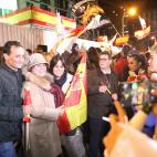 Caras alegres, selfies y fiesta en las afueras de la sede