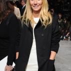 Según la revista People, Paltrow "se despierta a las 4:30 cada mañana para practicar yoga."