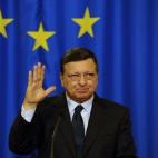 Un país que se independiza de otro perteneciente a la UE deja de estar en la UE. Hasta ahí, la teoría. Es lo que defiende la Comisión Europea y los países de los 28, tanto como para Escocia como para Cataluña. Pero ambos territorios son ah...