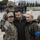 El presidente se ha tomado selfies con los soldados.