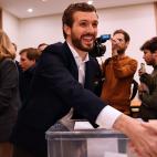 Pablo Casado, saludando al personal de su mesa