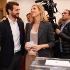 Pablo Casado, esperando a votar con su esposa, Isabel Torres