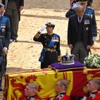Los hijos y nietos de la reina saludan al f&eacute;retro a su paso. El rey Carlos III, la princesa Ana y el pr&iacute;ncipe Guillermo, con saludo militar; el pr&iacute;ncipe Andr&eacute;s y Harry, vestidos de civil, inclinan la cabeza en se&ntil...