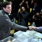 Albert Rivera saluda a los miembros de su mesa