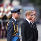 Tras los hijos de la reina caminaban el príncipe Guillermo y el príncipe Harry, junto a Peter Philips, el hijo de la princesa Ana.