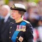 La princesa Ana durante el solemne desfile. La hija de la reina no se ha separado del cuerpo de su madre desde que falleció el pasado jueves.