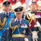 El rey Carlos III y su hijo Guillermo, desfilando hacia Westminster.