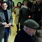 Albert Rivera hace cola en su mesa