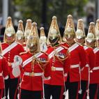 Soldados del The Life Guard, el regimiento m&aacute;s antiguo del ej&eacute;rcito brit&aacute;nico, han custodiado el f&eacute;retro de Isabel II.