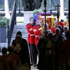 El féretro de Isabel II entra en el palacio de Westminster.